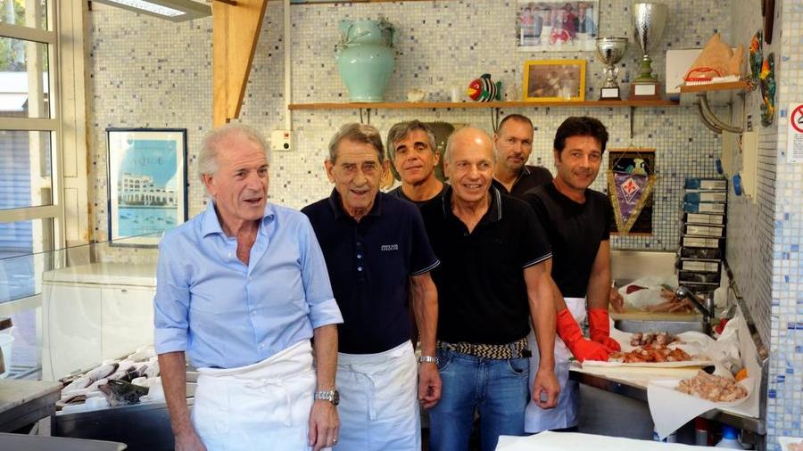 Aldo Bonuccelli (secondo da sinistra) con il suo staf