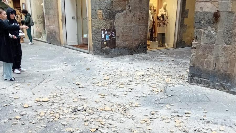 Lucca, l'intonaco crollato 