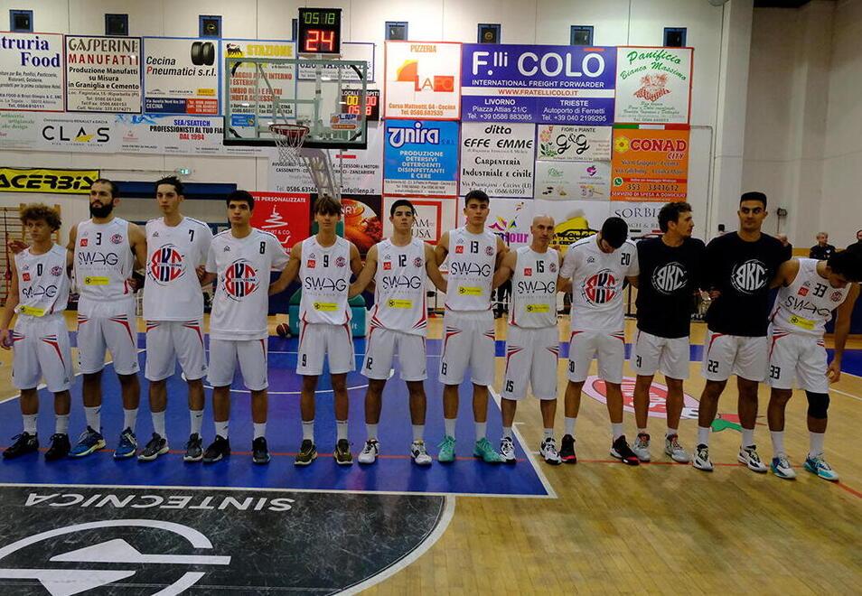 La squadra della Swag Basket Cecina prima della  sfida contro Quarrata (foto Michele Falorni/Silvi)