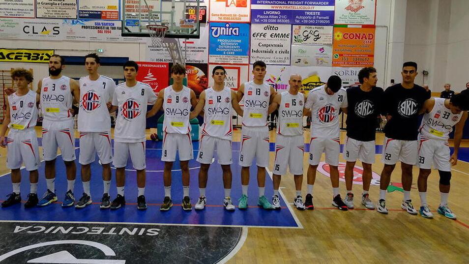 La squadra della Swag Basket Cecina prima della sfida contro Quarrata (foto Michele Falorni/Silvi)