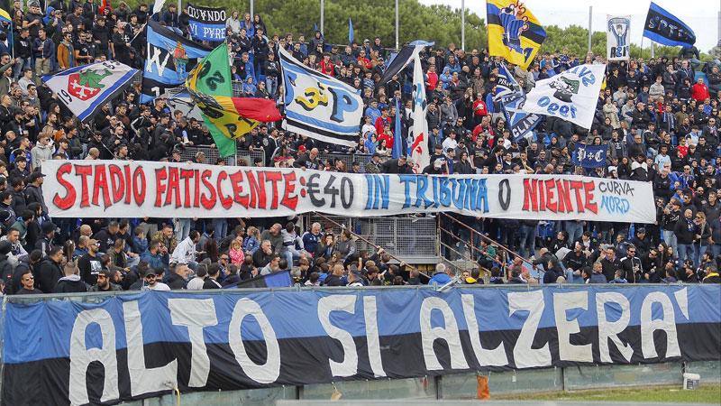 L’eloquente striscione esposto dai tifosi della Curva in occasione della partita interna contro il Como: l’ultima all’Arena (foto Muzzi)