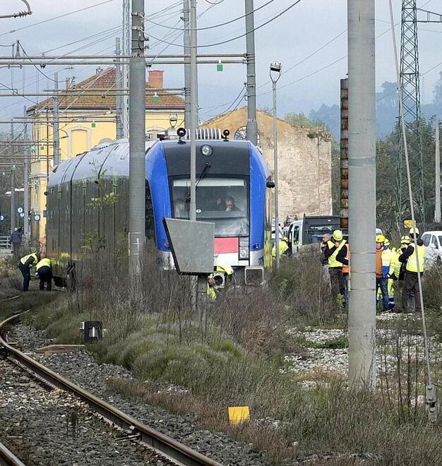Pisa, treno fuori controllo in stazione. Aperte due indagini: le ipotesi<br type="_moz" />
