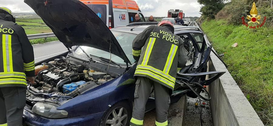 Sindia, sbanda con l’auto e finisce sul guard rail che trapassa l’abitacolo: miracolosamente illeso il conducente