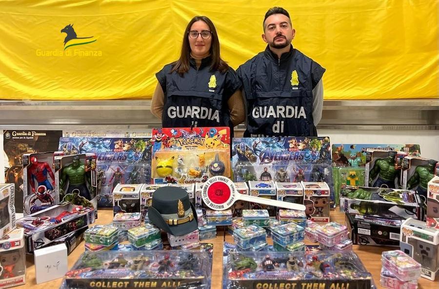 Livorno, vendeva abusivamente giocattoli durante il mercato in via Grande: denunciato un 40enne