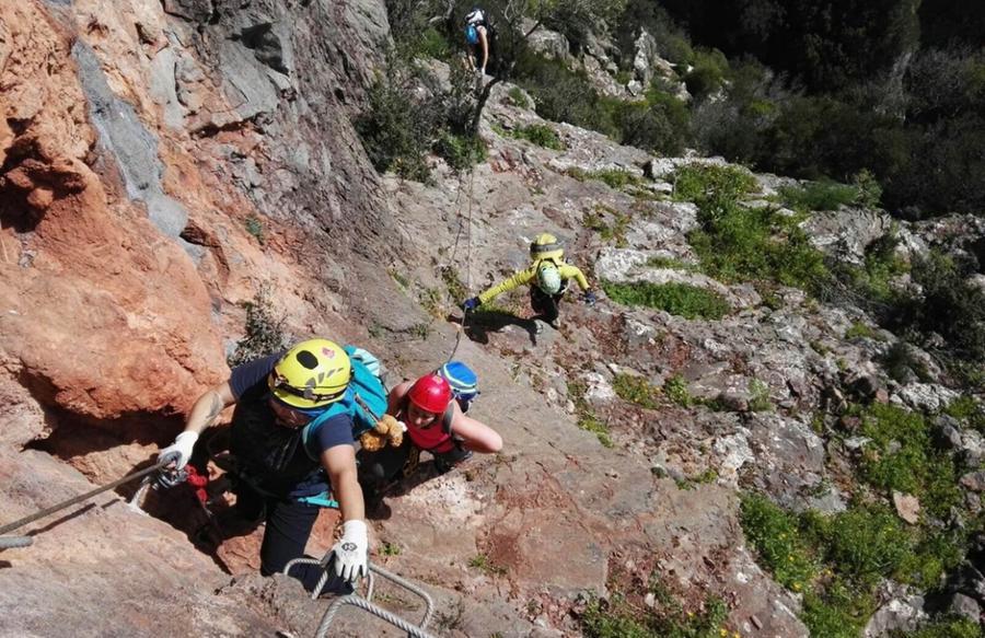 Iglesias, perde la presa sulla roccia e cade per 20 metri: scalatore grave in ospedale