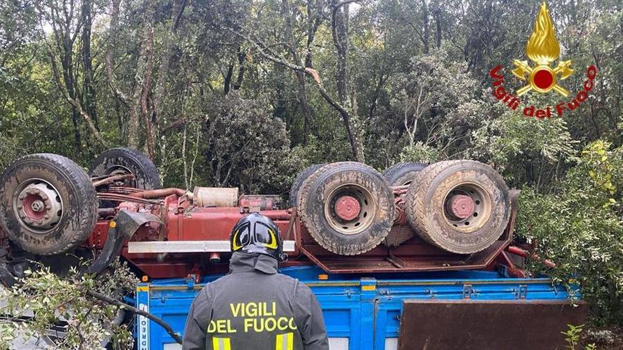 Ovodda, camion si ribalta lungo la statale 128: autista trasportato d’urgenza in ospedale