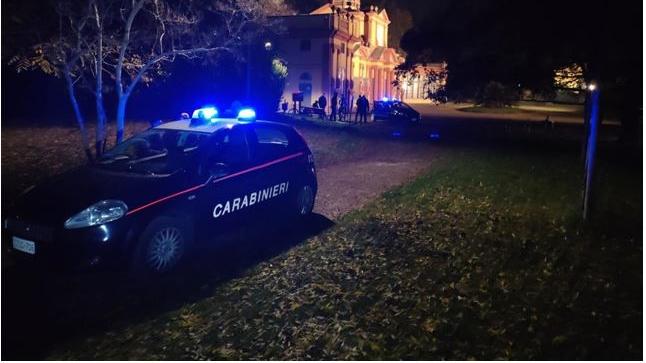 Modena, accusa un malore al parco Ducale: gli rubano cellulare e contanti