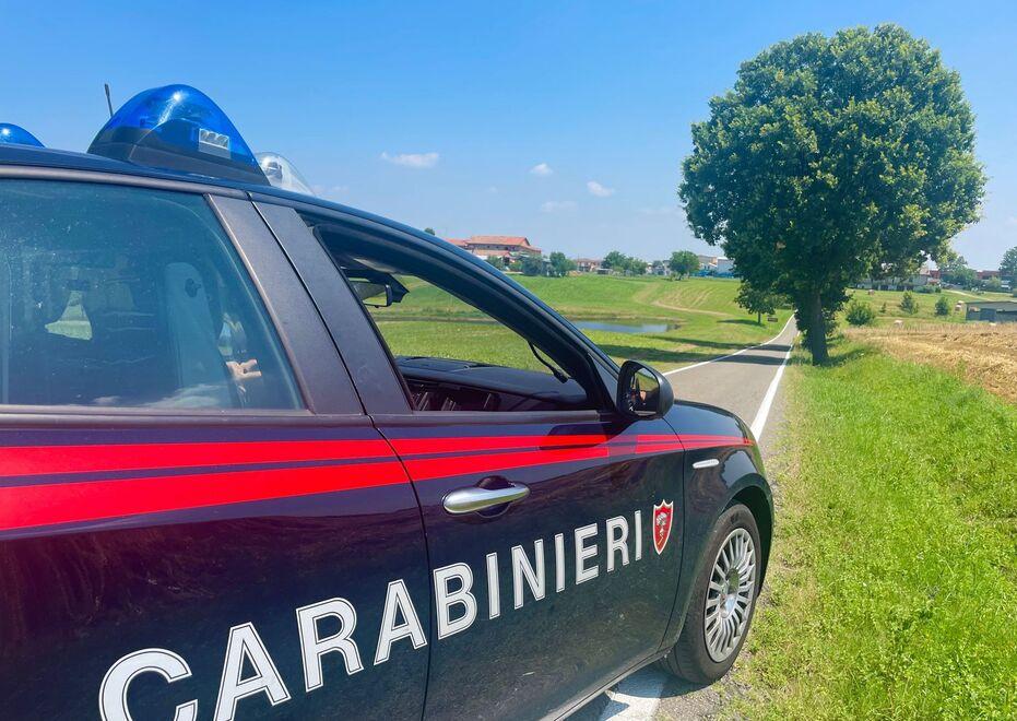 Scandiano, cacciatore spara ai piedi di una donna e la colpisce con il calcio del fucile