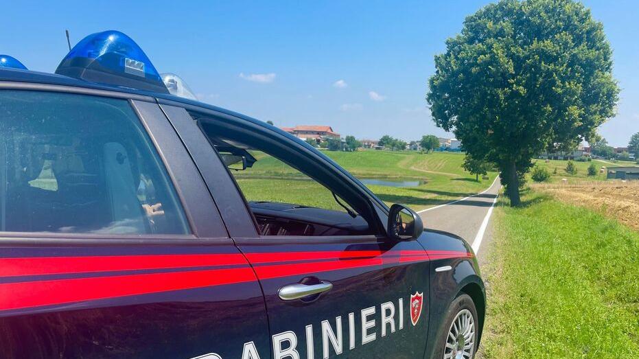 Scandiano, cacciatore spara ai piedi di una donna e la colpisce con il calcio del fucile