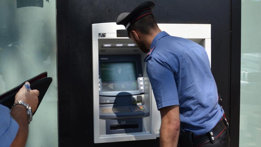 Spacca due bancomat a martellate e tenta di incendiarli: 35enne di Cagliari finisce in manette