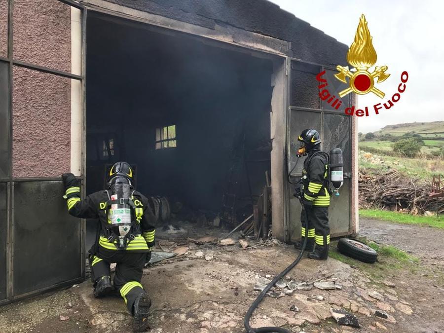 Ploaghe, capannone va a fuoco: distrutto un trattore