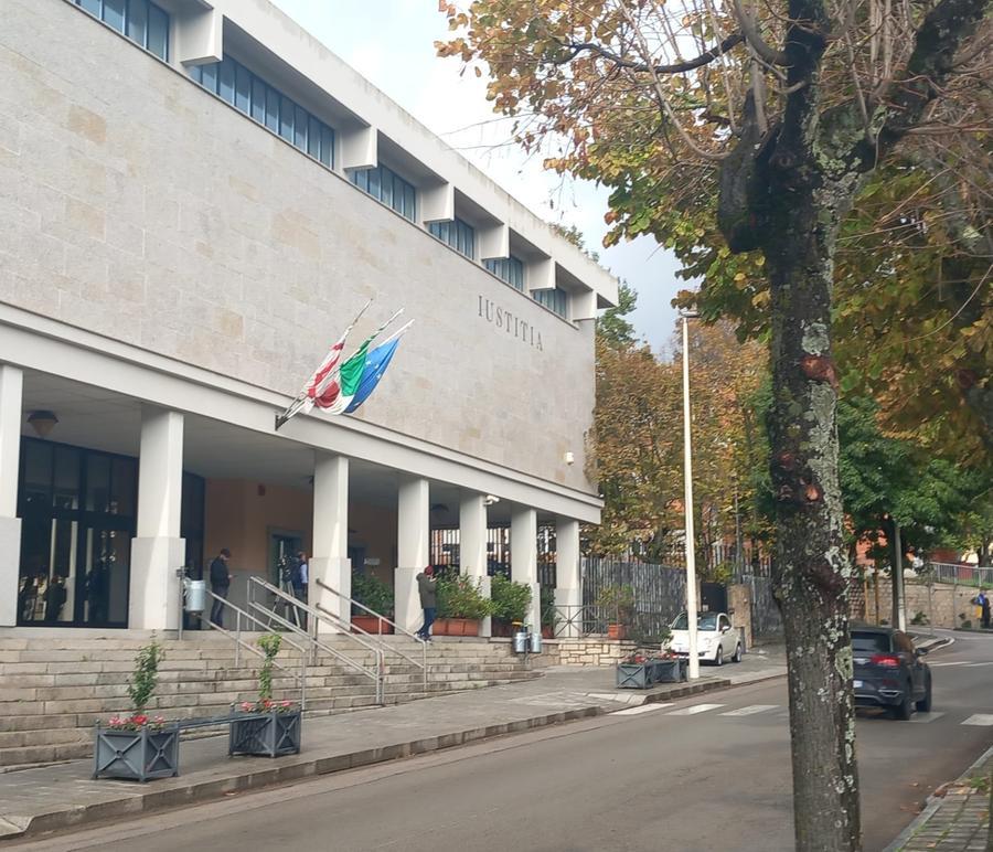 Olbia, invia foto e video hard a una dodicenne: condannato a 4 anni e due mesi