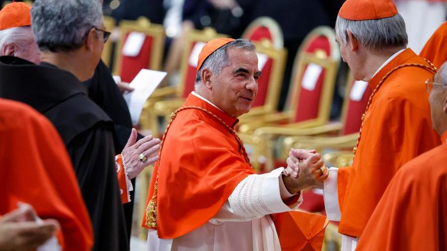 Gli avvocati del cardinale Angelo Becciu: «È innocente, non ha mai rubato nemmeno un centesimo»