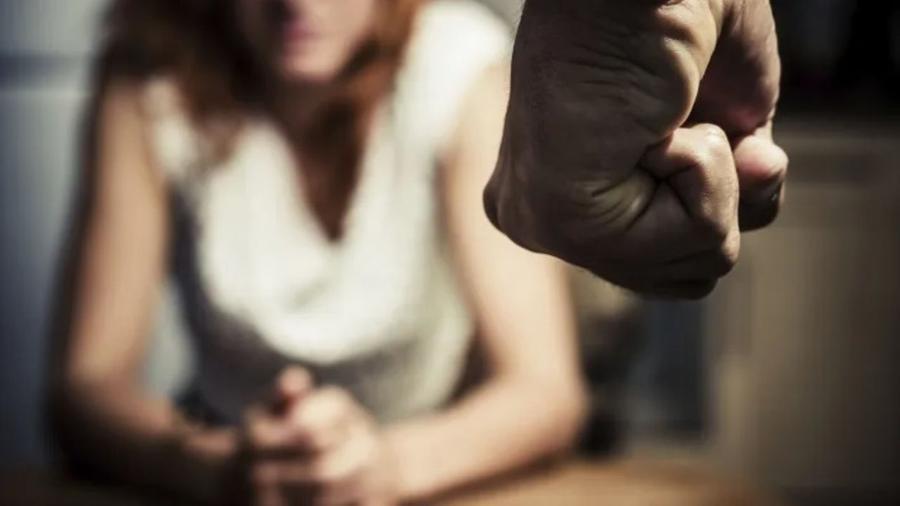 «Ti ammazzo», picchia e minaccia l’ex compagna: arrestato all’Isola d’Elba