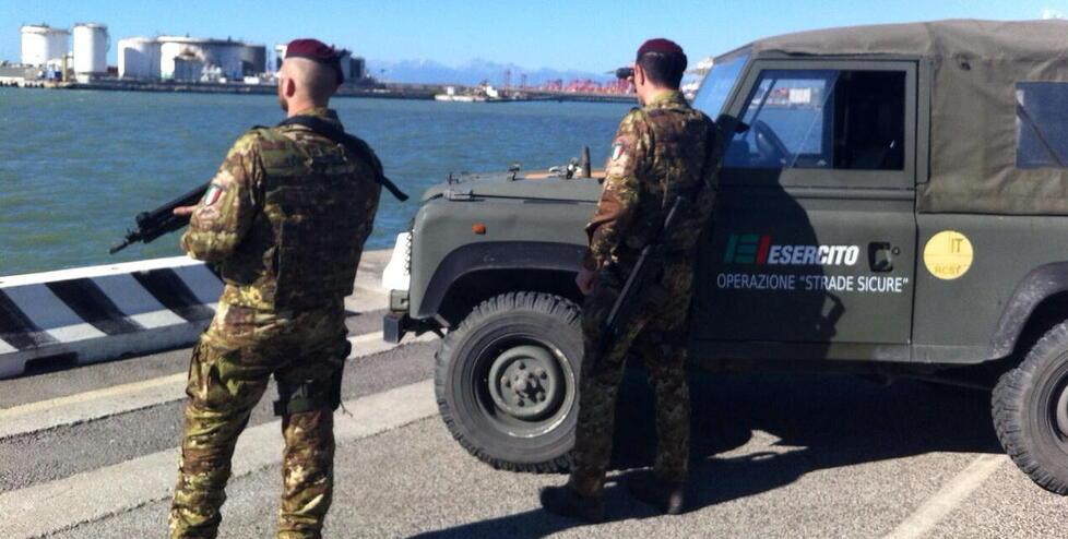 Una pattuglia di militari durante Strade Sicure