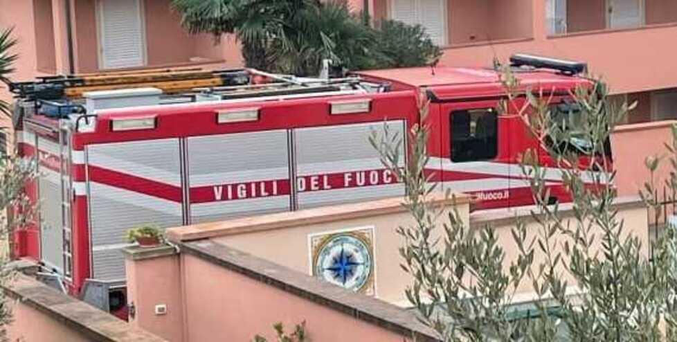 Nella foto il camion dei vigili del fuoco intervenuto ieri pomeriggio a San Vincenzo
