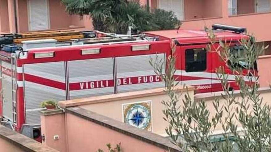 Nella foto il camion dei vigili del fuoco intervenuto ieri pomeriggio a San Vincenzo