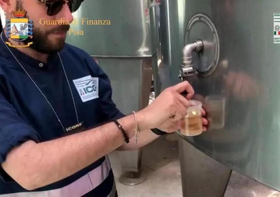 Un investigatore durante le analisi effettuate sul presunto falso succo bio