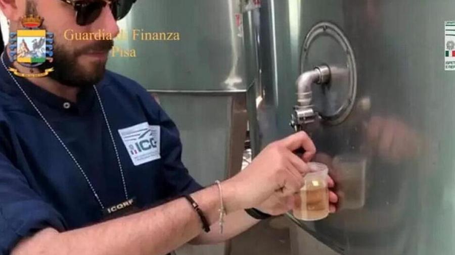 Un investigatore durante le analisi effettuate sul presunto falso succo bio