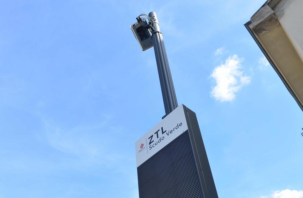 Uno degli 81 varchi elettronici installati in città per l’attuazione dello scudo verde