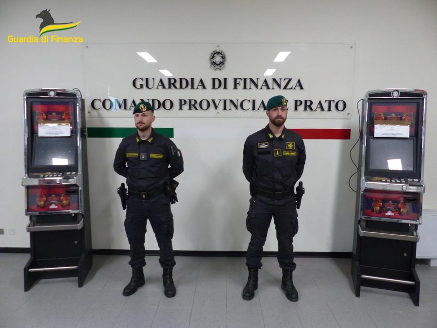 Prato, la Finanza sequestra 68 computer in un Internet point che non pagava la licenza a Microsoft