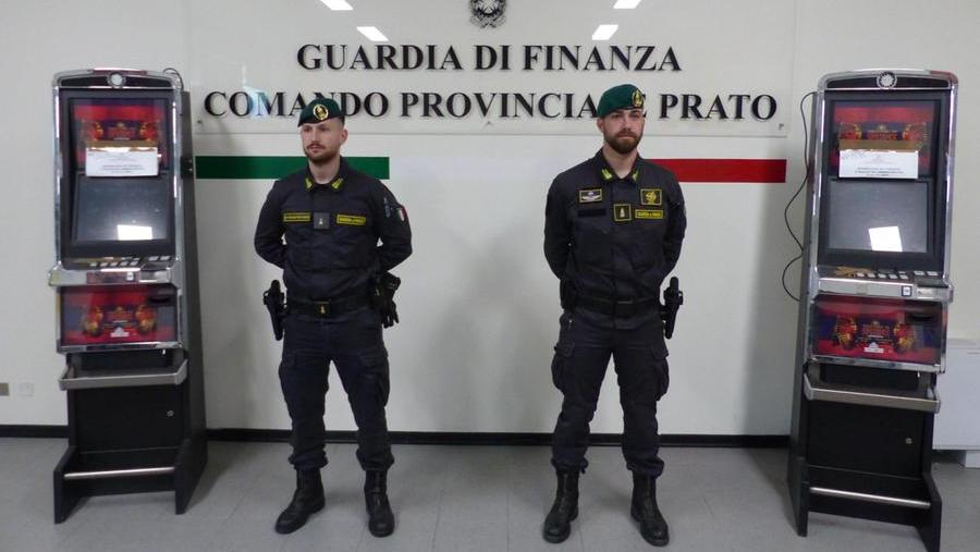 Prato, la Finanza sequestra 68 computer in un Internet point che non pagava la licenza a Microsoft