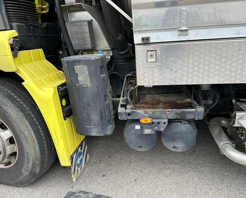 Uno dei camion saccheggiati dai ladri nel parcheggio di viale Marconi
