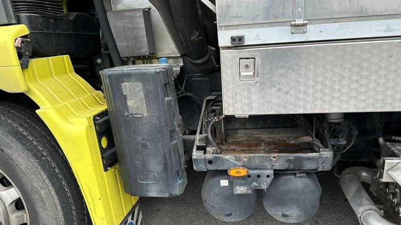 Uno dei camion saccheggiati dai ladri nel parcheggio di viale Marconi