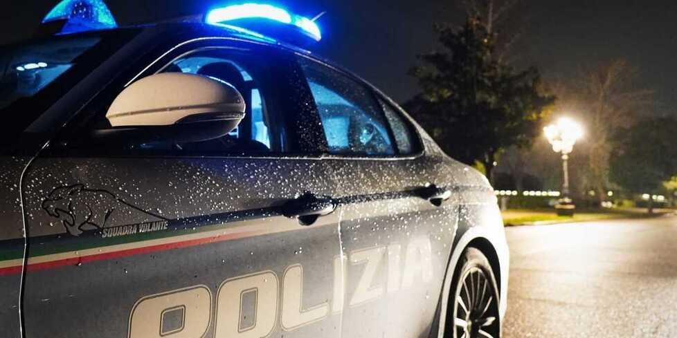 Un’auto della polizia di Stato