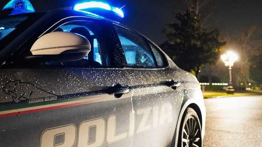 Un’auto della polizia di Stato