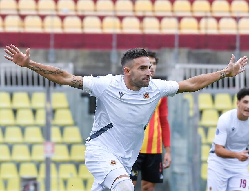 Sopra l’esultanza di Alessandro Cesarini e qui a fianco la rete dell’1-0 (fotoservizio Masini-Silvi)