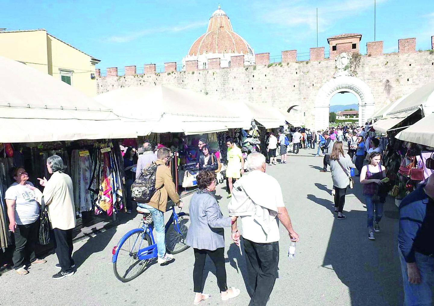 Pisa, addio alle storiche bancarelle in piazza Manin: «Dopo i lavori solo pochi torneranno»<br>
<br>
