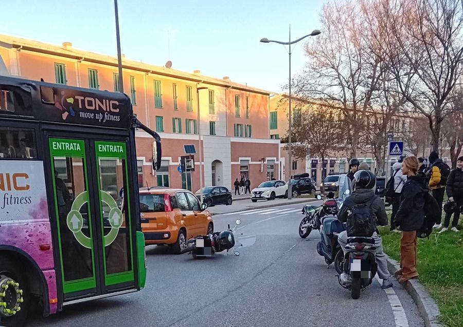 Livorno, scontro in piazza  Mazzini: soccorsa una 15enne e traffico in tilt