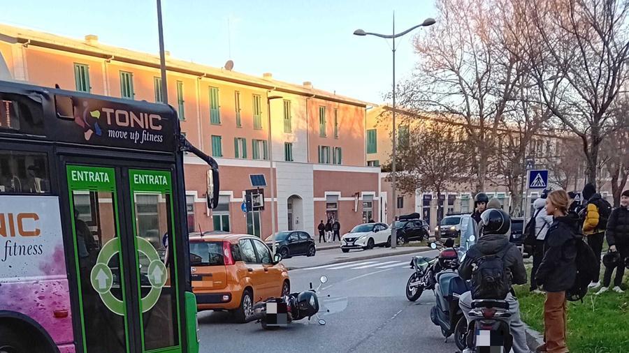 Livorno, scontro in piazza Mazzini: soccorsa una 15enne e traffico in tilt