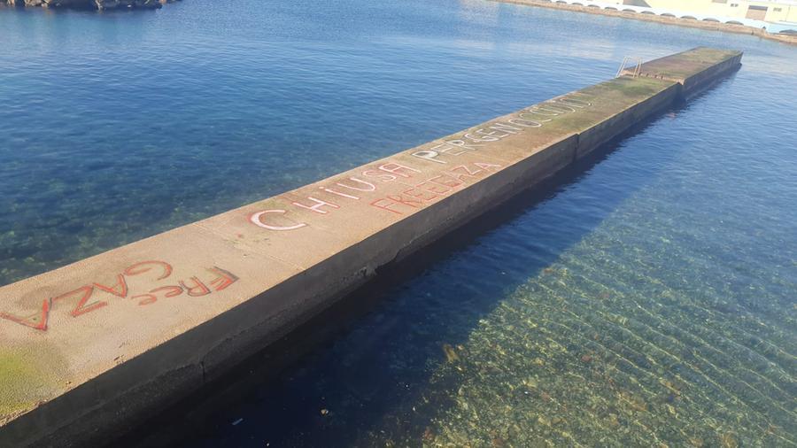 Livorno, imbrattato il moletto di San Jacopo con scritte pro Palestina