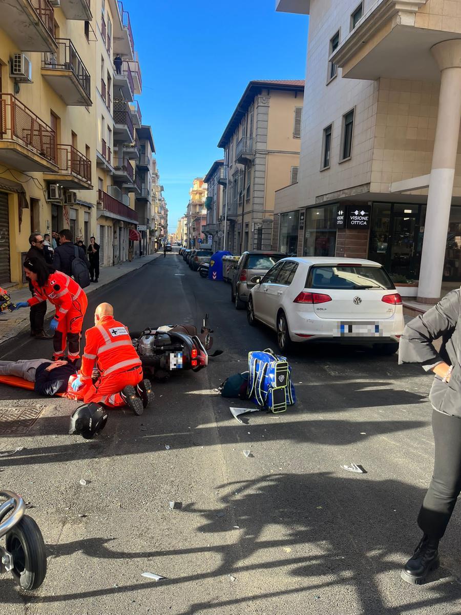 Sassari, scontro auto-moto in centro: 21enne finisce in ospedale