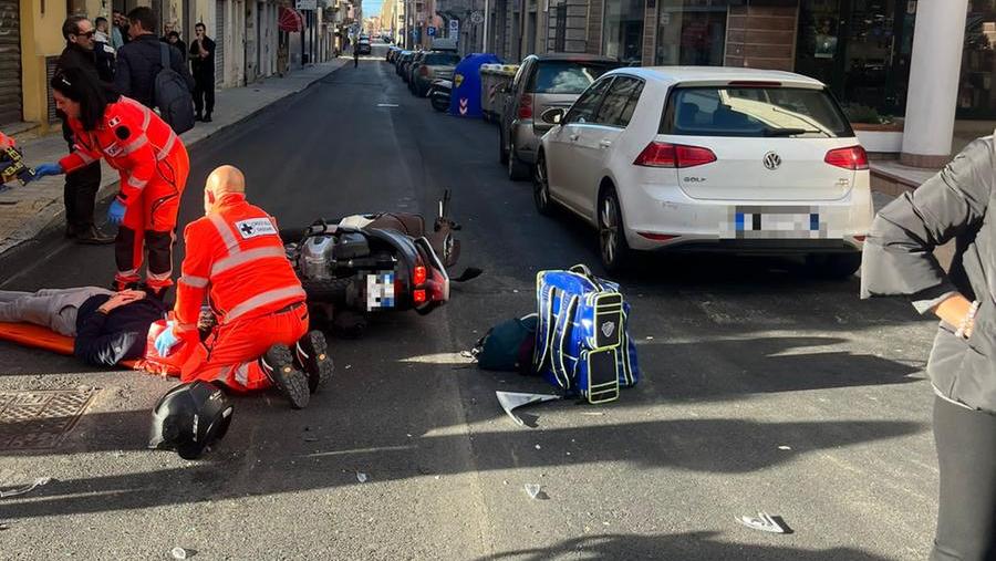 Sassari, scontro auto-moto in centro: 21enne finisce in ospedale