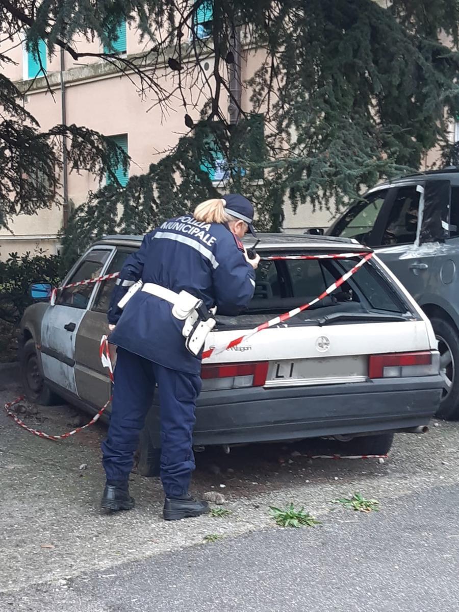 Livorno, rimosse sei carcasse di auto dalle vie Ademollo e Giordano Bruno