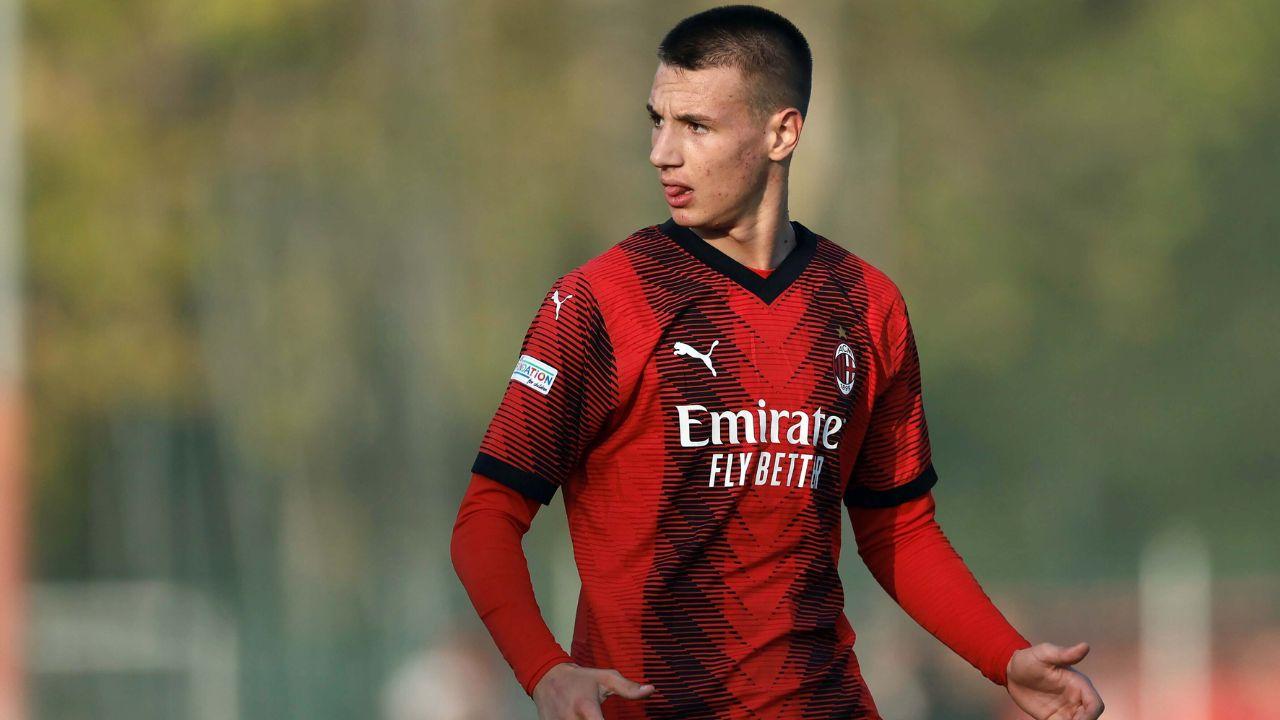 Il 15enne Camarda con la maglia del Milan