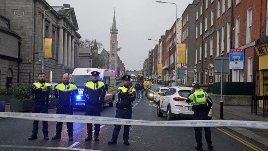 Dublino, 50enne accoltella cinque persone in strada: una bambina in gravi condizioni