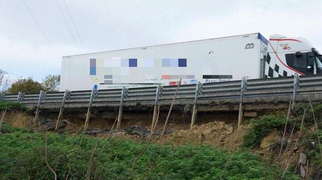 La frana sotto la Fi-Pi-Li