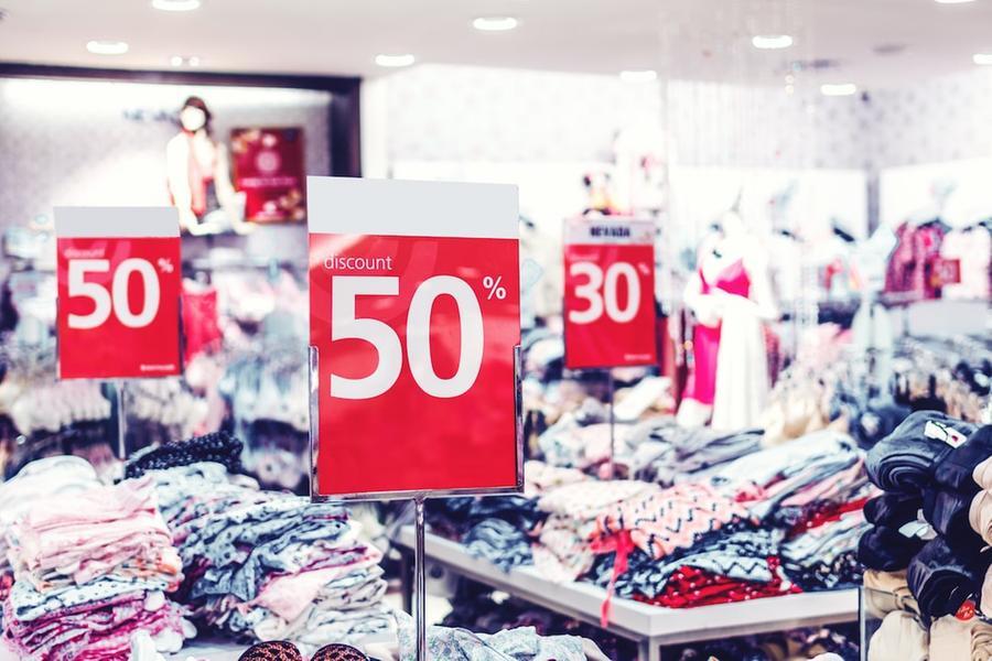Black Friday, tra sconti gonfiati e fasulli: i trucchi per distinguere le truffe dalle vere occasioni