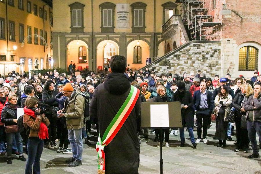 
	Il sindaco Biffoni parla al flash mob contro la violenza sulle donne (foto Binoy Toroucly)

