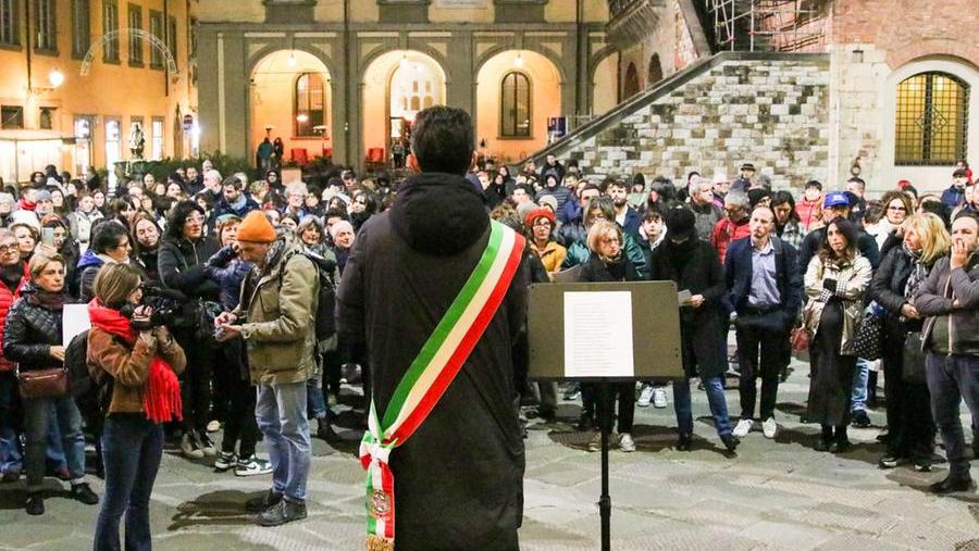 Il sindaco Biffoni parla al flash mob contro la violenza sulle donne (foto Binoy Toroucly)