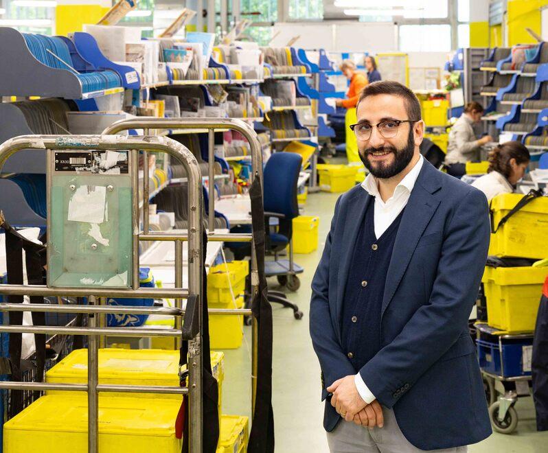Gianluca Mazza, direttore del Ram 1 di Poste Italiane di Sesto Fiorentino che gestisce le spedizioni per cinque province toscane