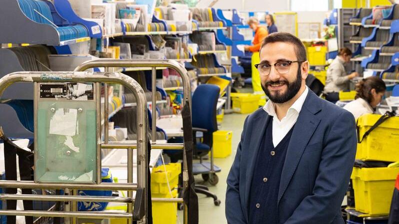 Gianluca Mazza, direttore del Ram 1 di Poste Italiane di Sesto Fiorentino che gestisce le spedizioni per cinque province toscane