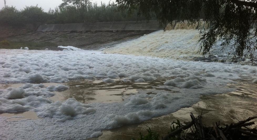 Schiuma nel fiume Elsa in una foto d'archivio