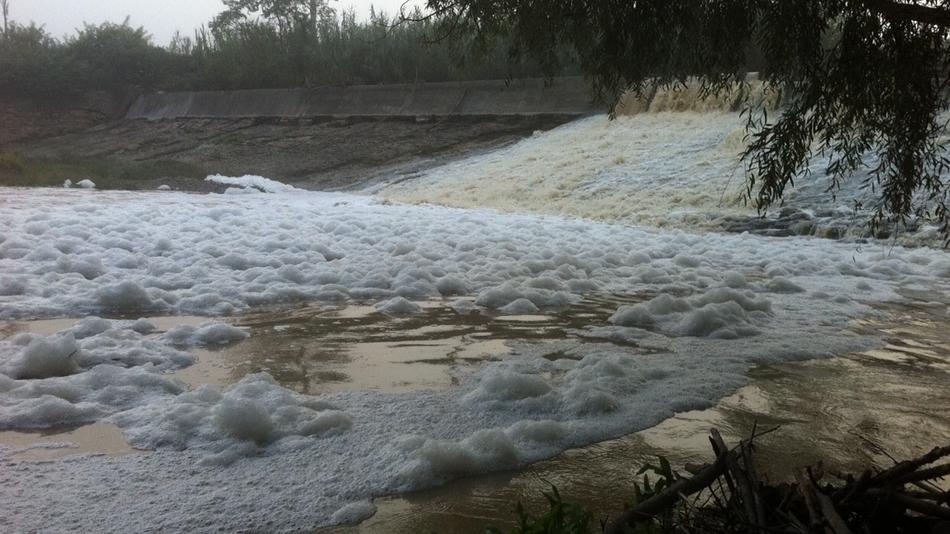 Schiuma nel fiume Elsa in una foto d'archivio