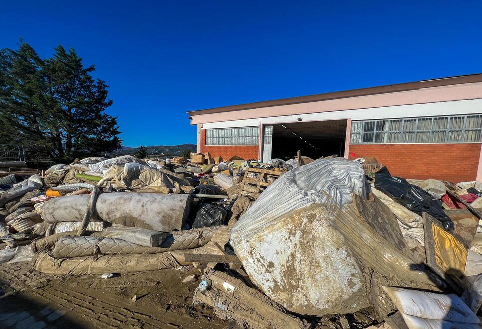 Alluvione a Montale, cumuli di detriti dopo 20 giorni: le aziende sono ancora bloccate