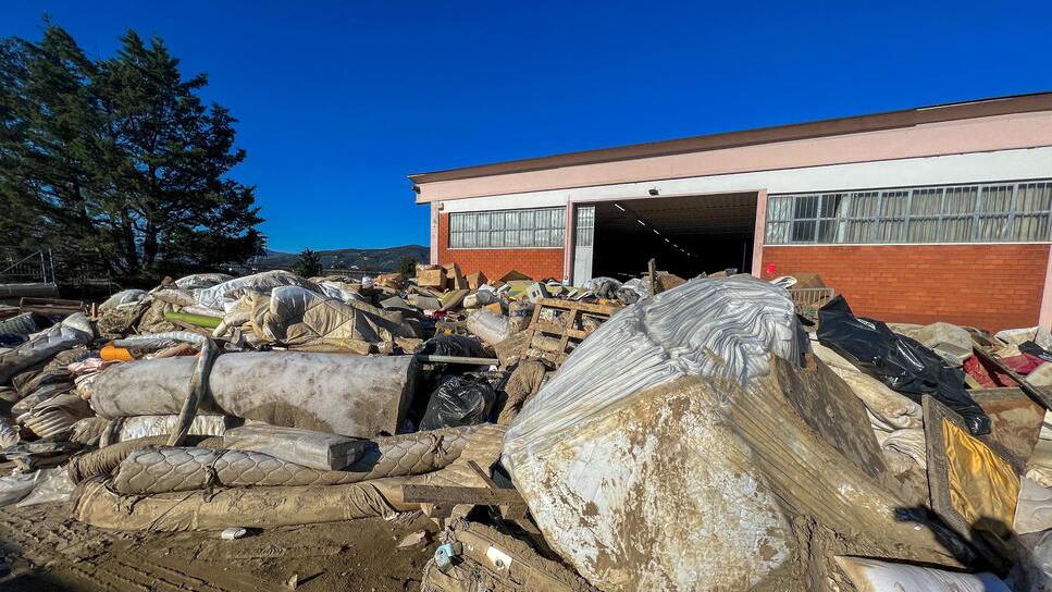 Alluvione a Montale, cumuli di detriti dopo 20 giorni: le aziende sono ancora bloccate